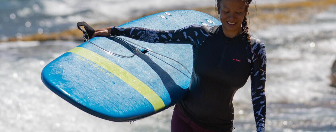 femme souriant après une session de surf 