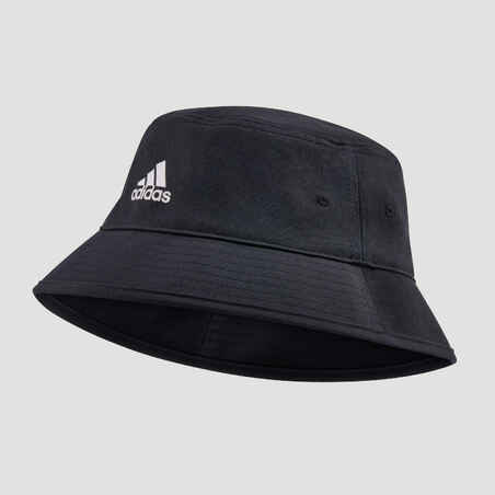 Črna teniška kapa