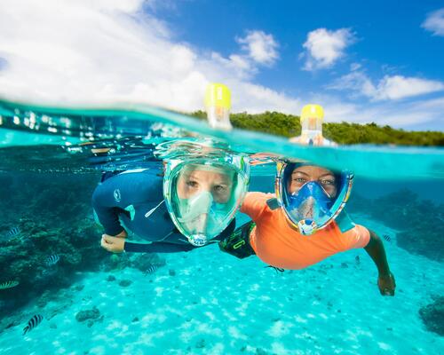 Homme pratiquant snorkeling