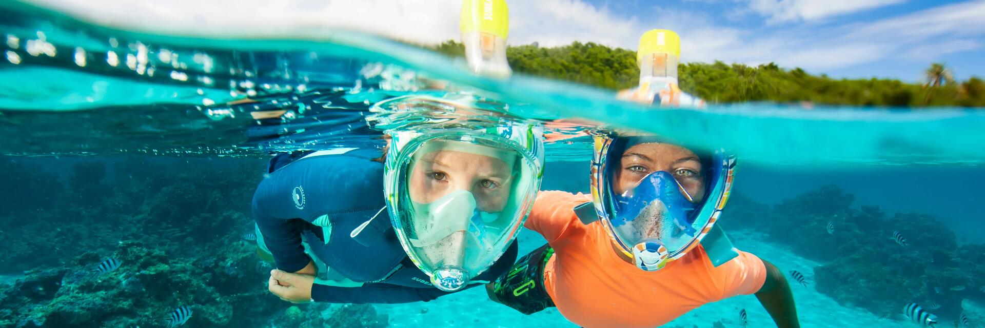 Homme pratiquant snorkeling