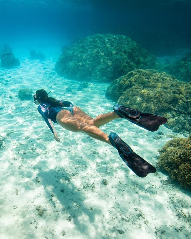 Frau schnorchelt unterwasser, Korallenriff, Schnorchelflossen, Schnorchelmaske, Schnorchel, Bikini, Neoprentop