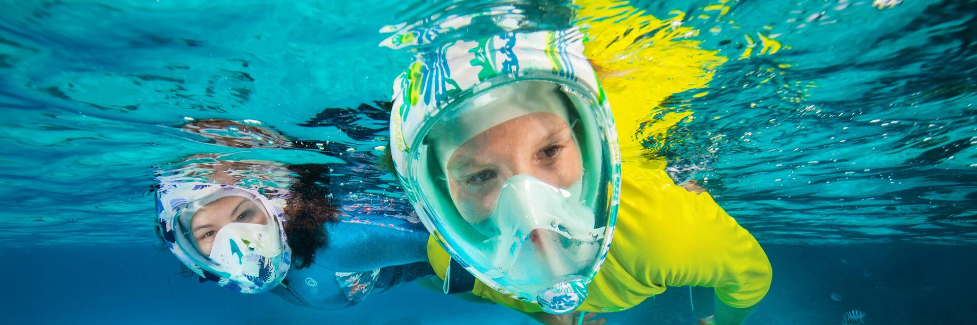 Dzieci uprawiające snorkeling z zatyczkami do uszu by zapobiec zapaleniu ucha zewnętrznego