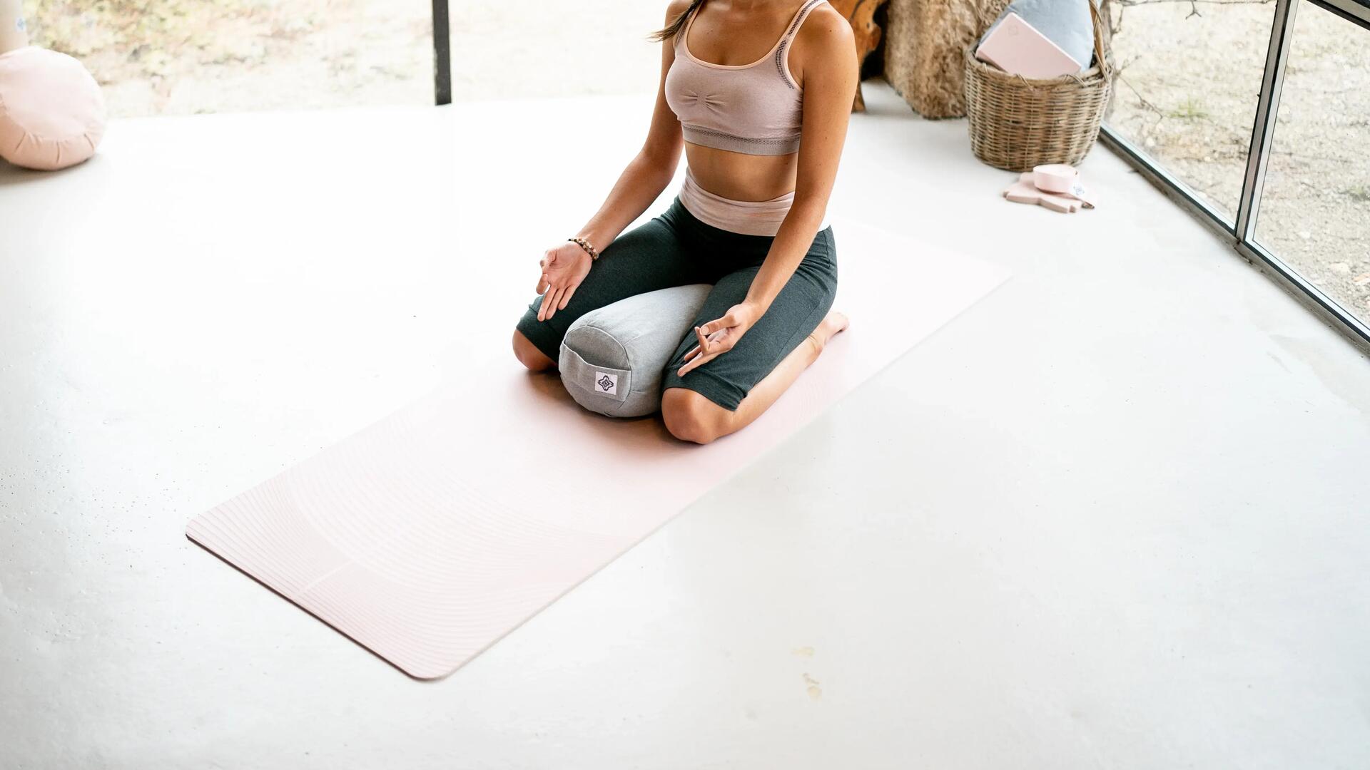 Couple dans un moment de méditation à la maison