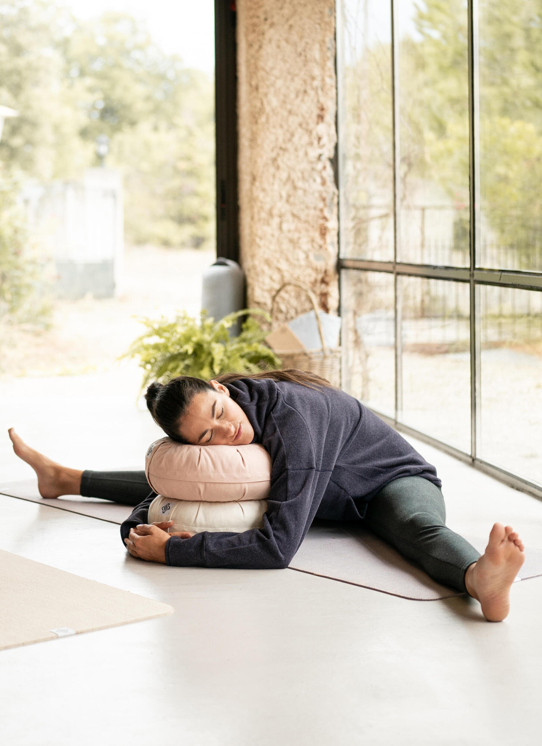 Femme en train de faire du yin yoga dans une posture d'ouverture des hanches