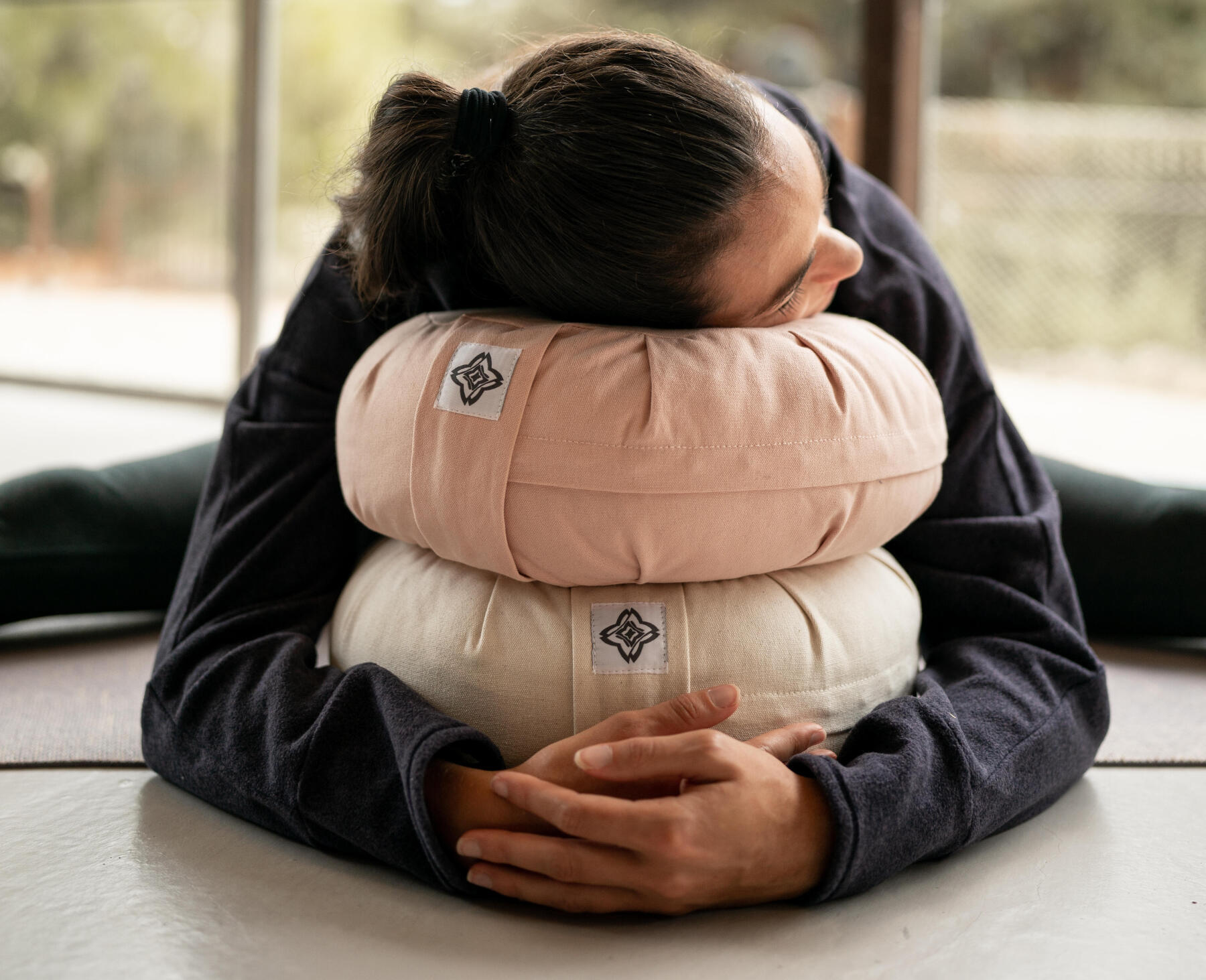 POURQUOI UTILISER UN COUSSIN DE YOGA ?