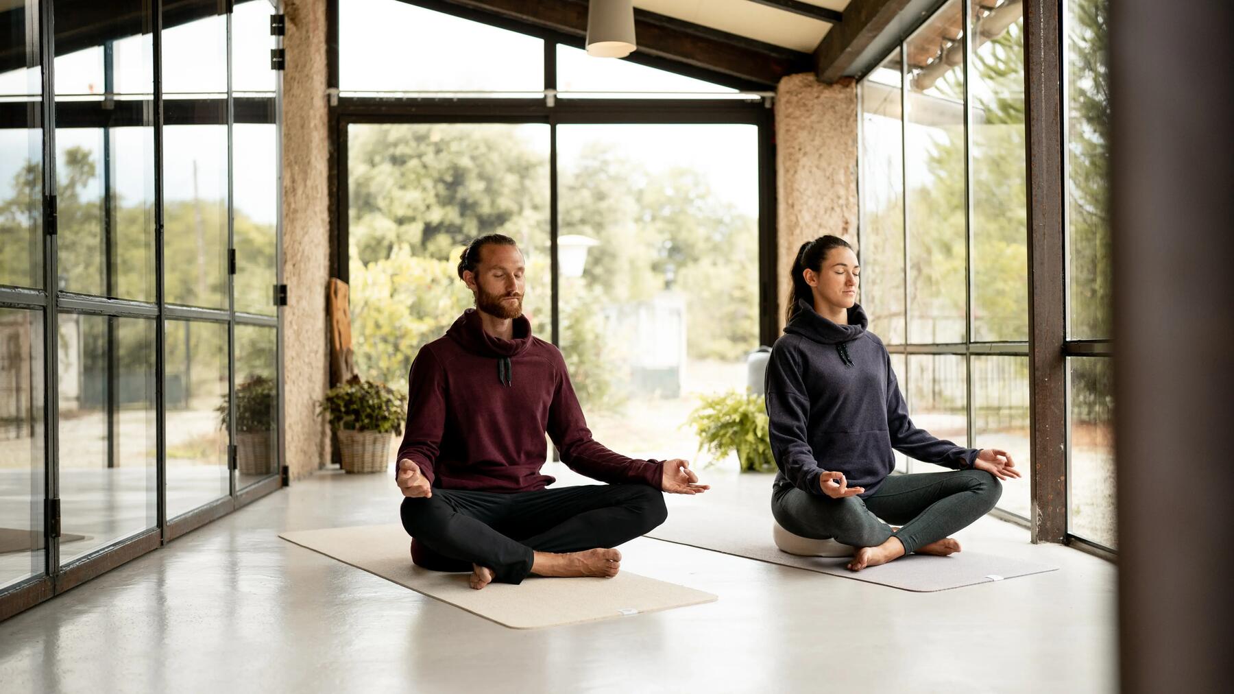 Paar auf Yogamatte übt gemeinsame Tantra Yoga Pranayama Atemübungen