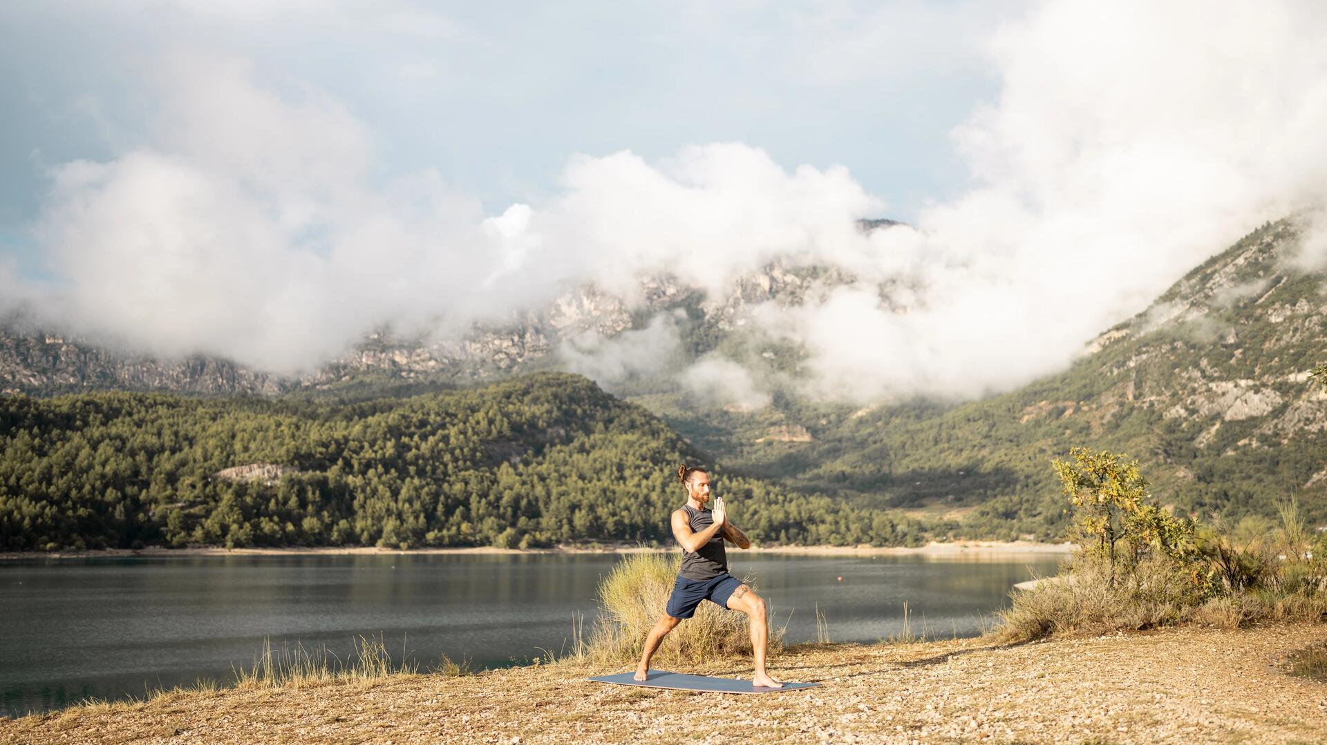homme qui fait du yoga dans la nature