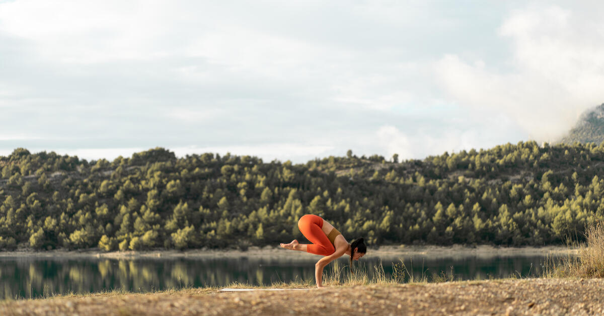 Yoga : réussir la posture du corbeau - Conseil Sport Decathlon - 