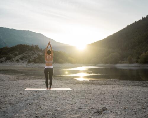 Yoga ao nascer do sol na montanha