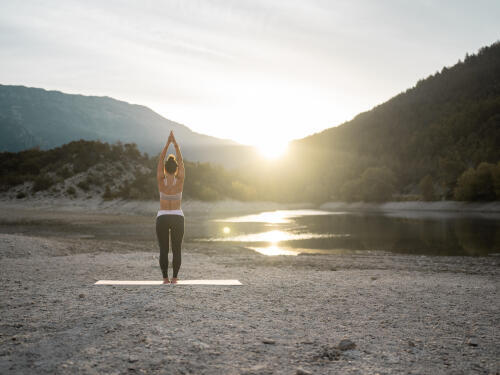 Yoga ao nascer do sol na montanha