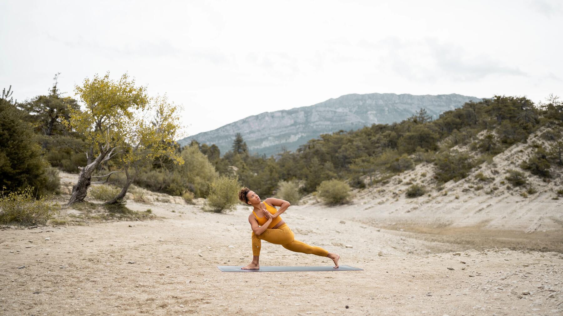 Frau entspannt in der Natur auf ihrer Yogamatte
