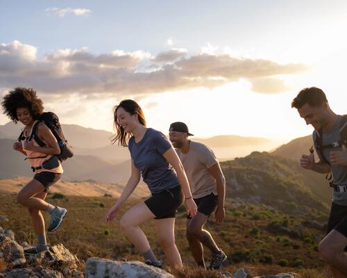 duas mulheres e dois homens a fazer uma caminhada na montanha