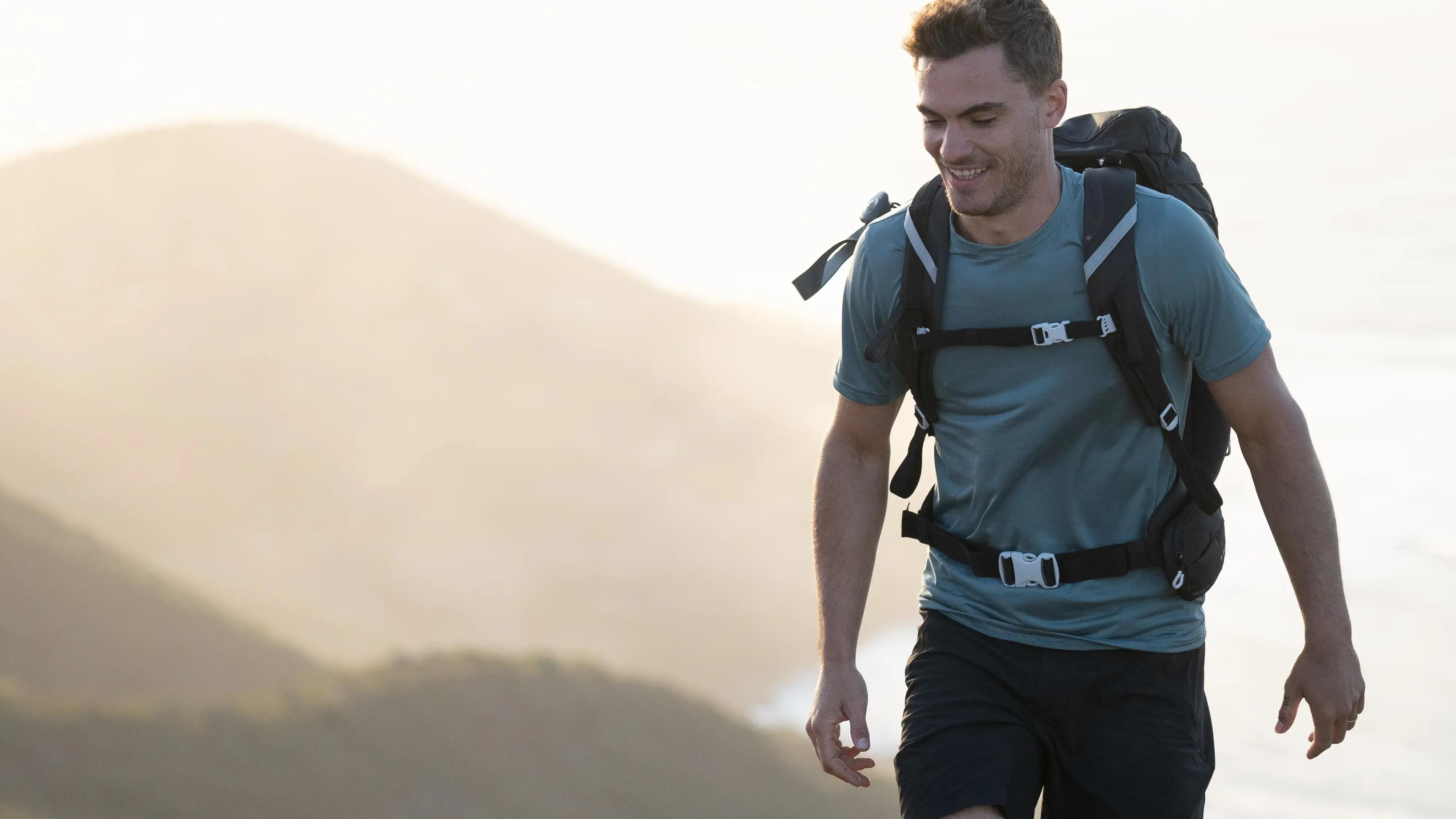 Hoe maak je de wandelstokken MH500 vast op je rugzak?