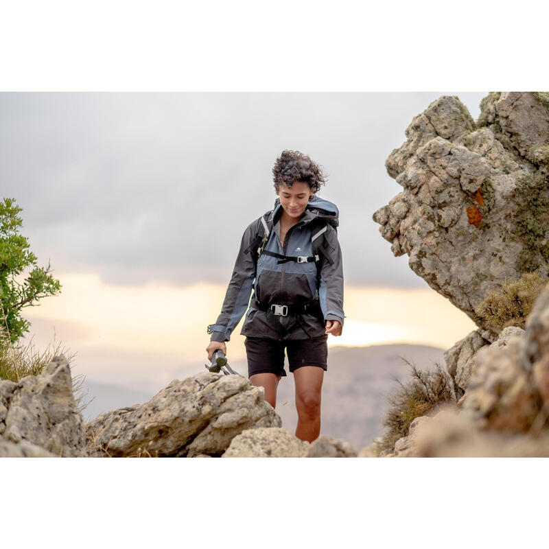 Pantalón corto de montaña y trekking Mujer Quechua MH500 negro