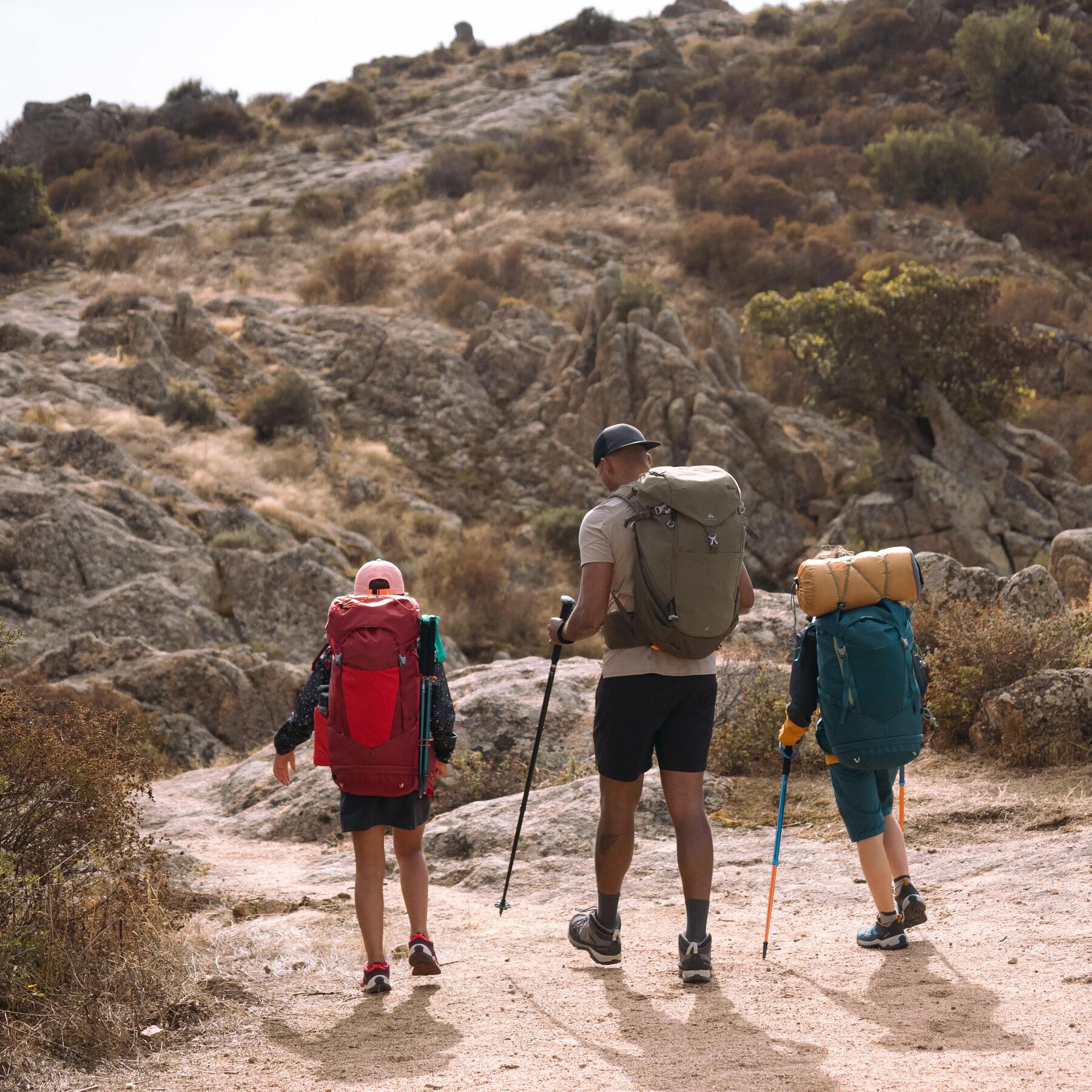 Mężczyzna na trekkingu z dziećmi w Bieszczadach