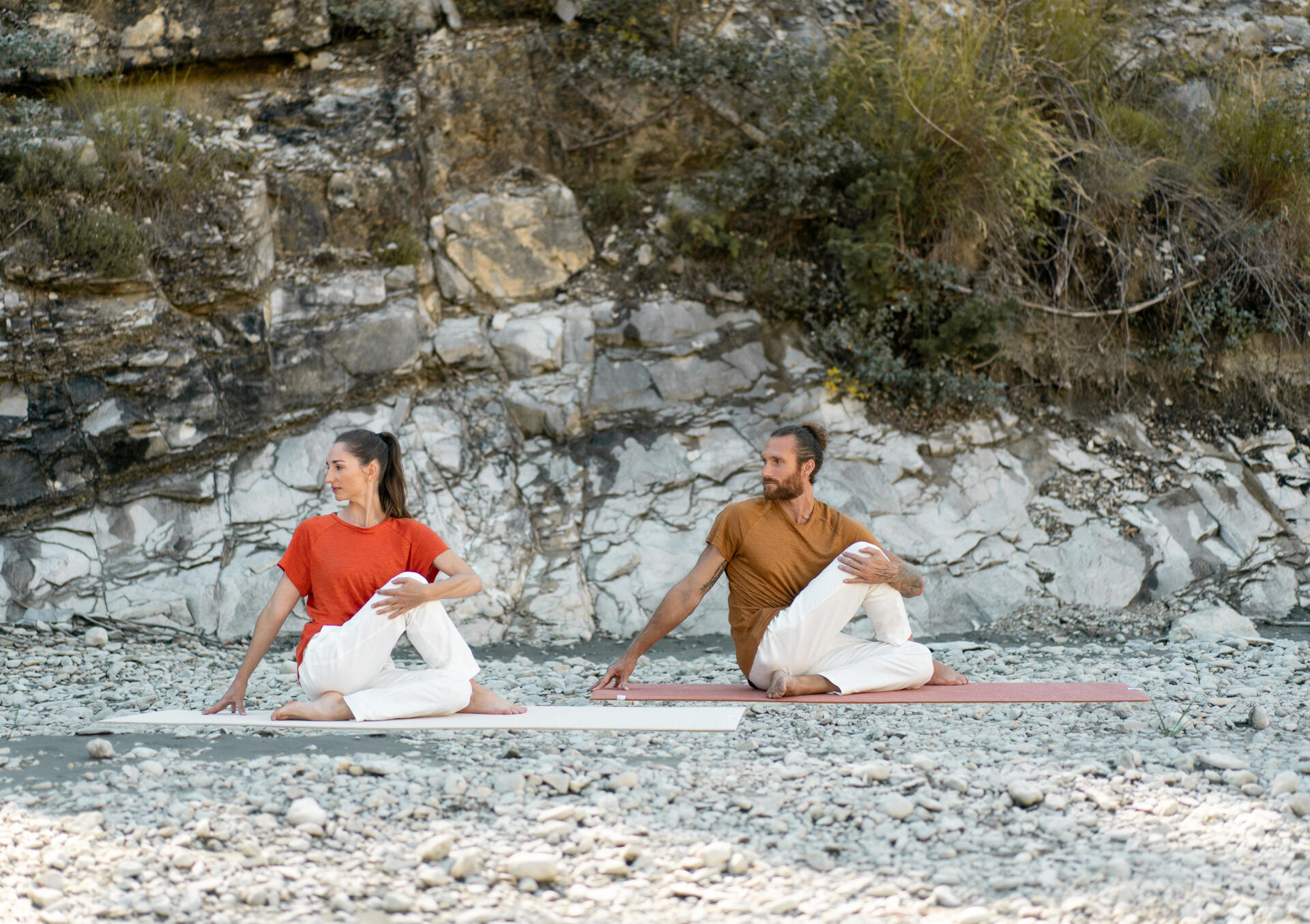 Três posturas de yoga para ajudar a desintoxicar