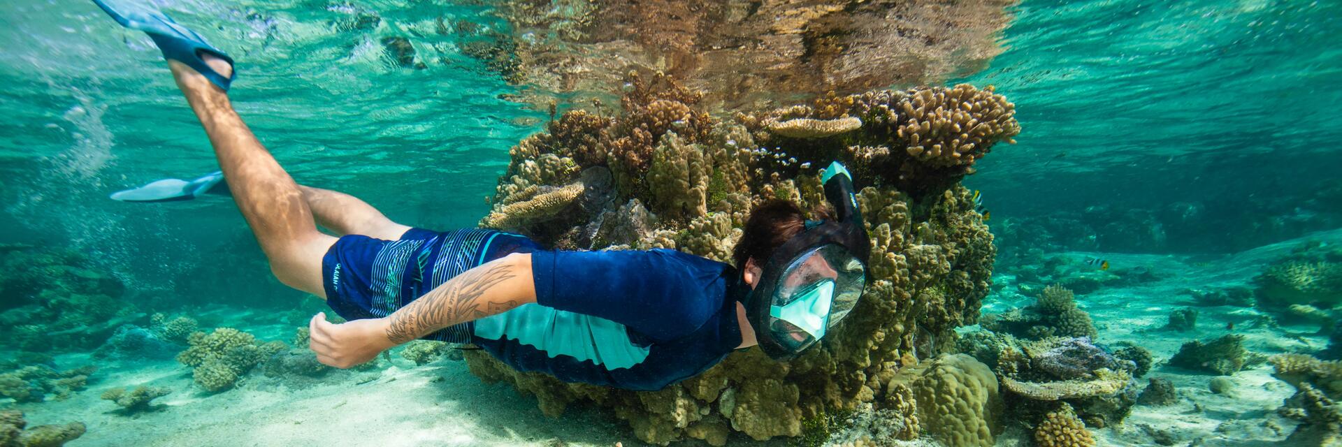 homme et femme pratiquant snorkeling