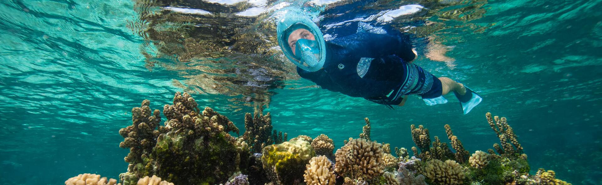 mężczyzna nurkujący w masce do snorkelingu