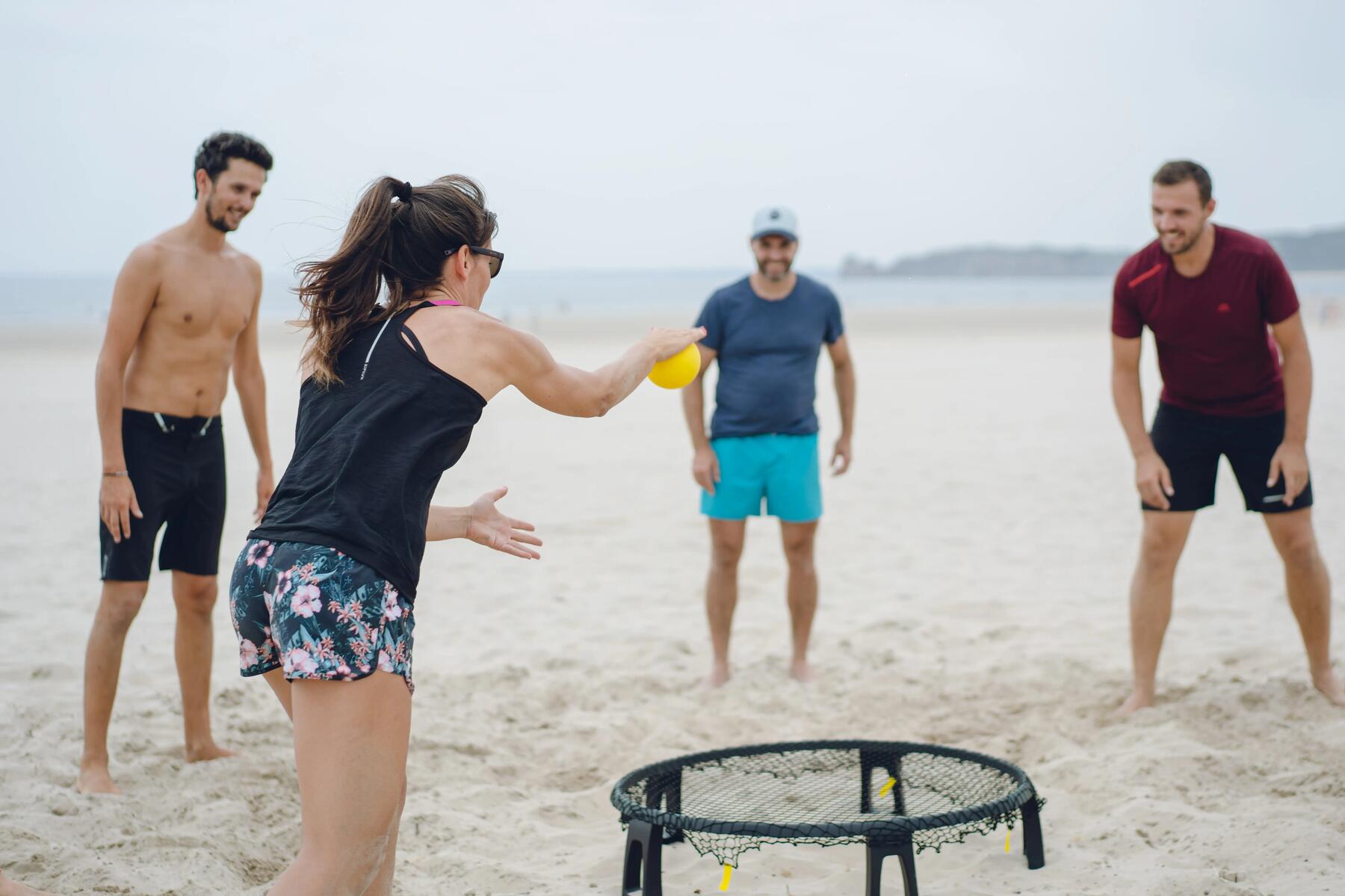Mensen op het strand spelen spikebal