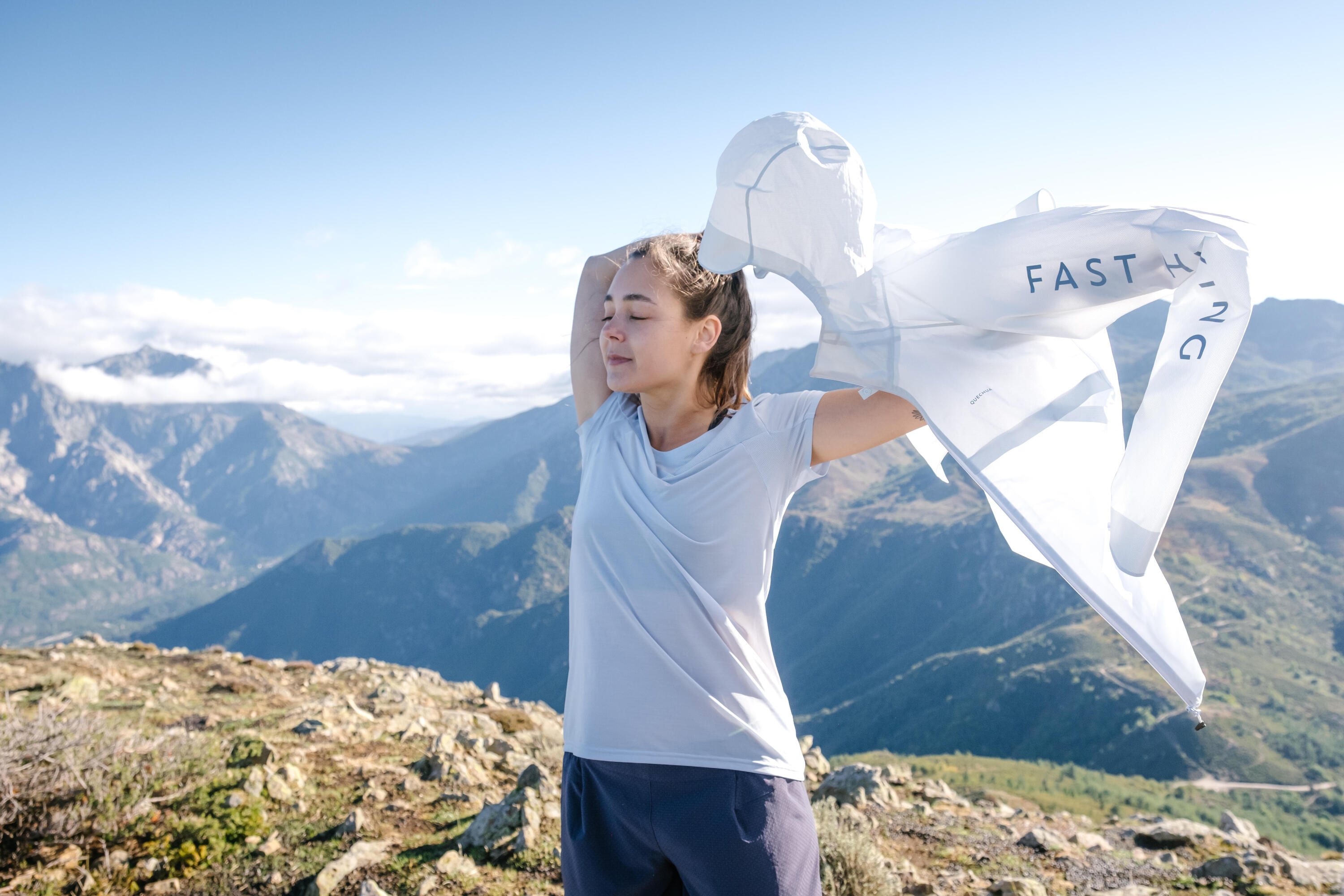 Women’s ultra-light hybrid fast hiking jacket FH900 grey. 2/9
