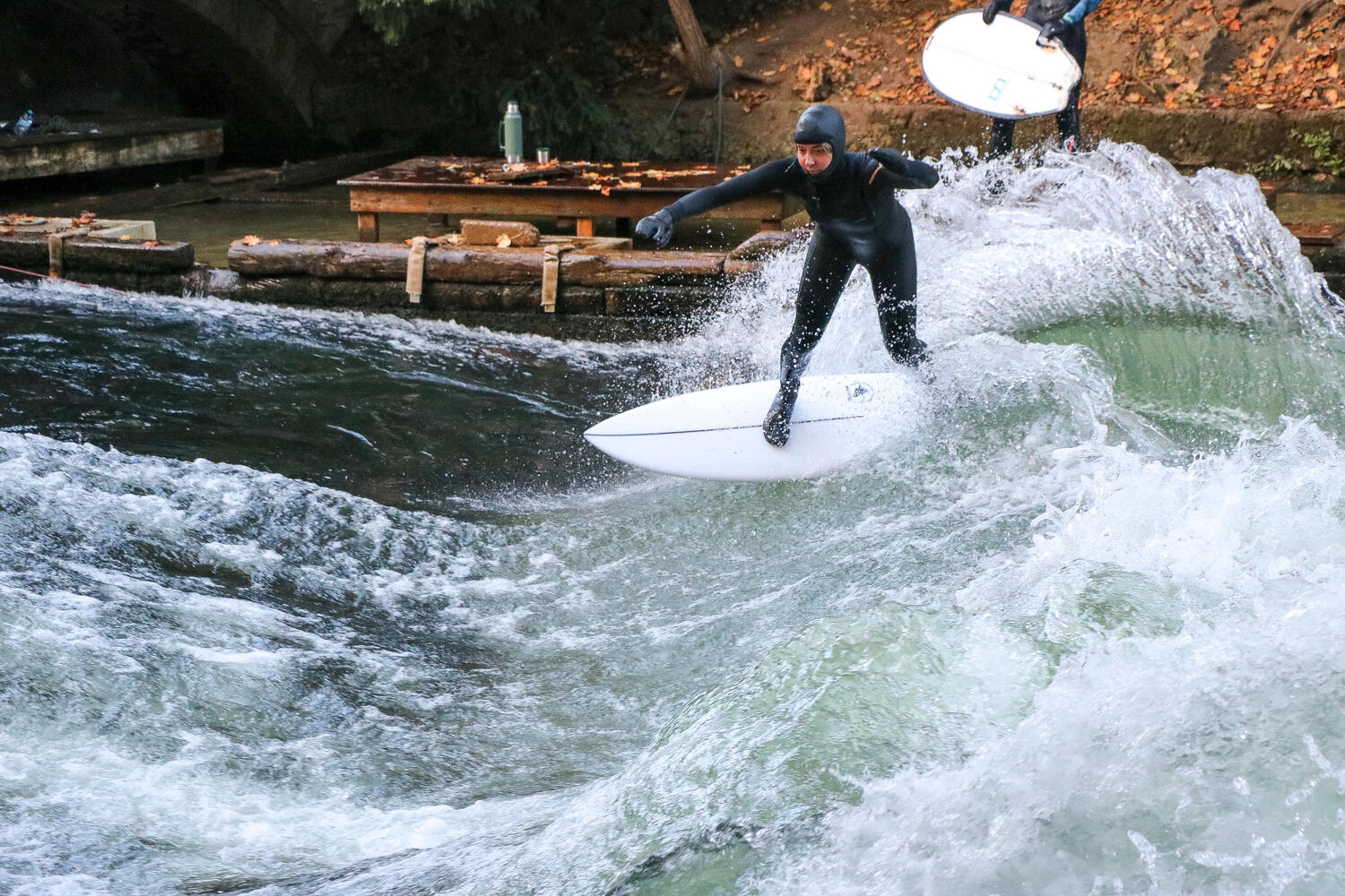Mujer surfeando