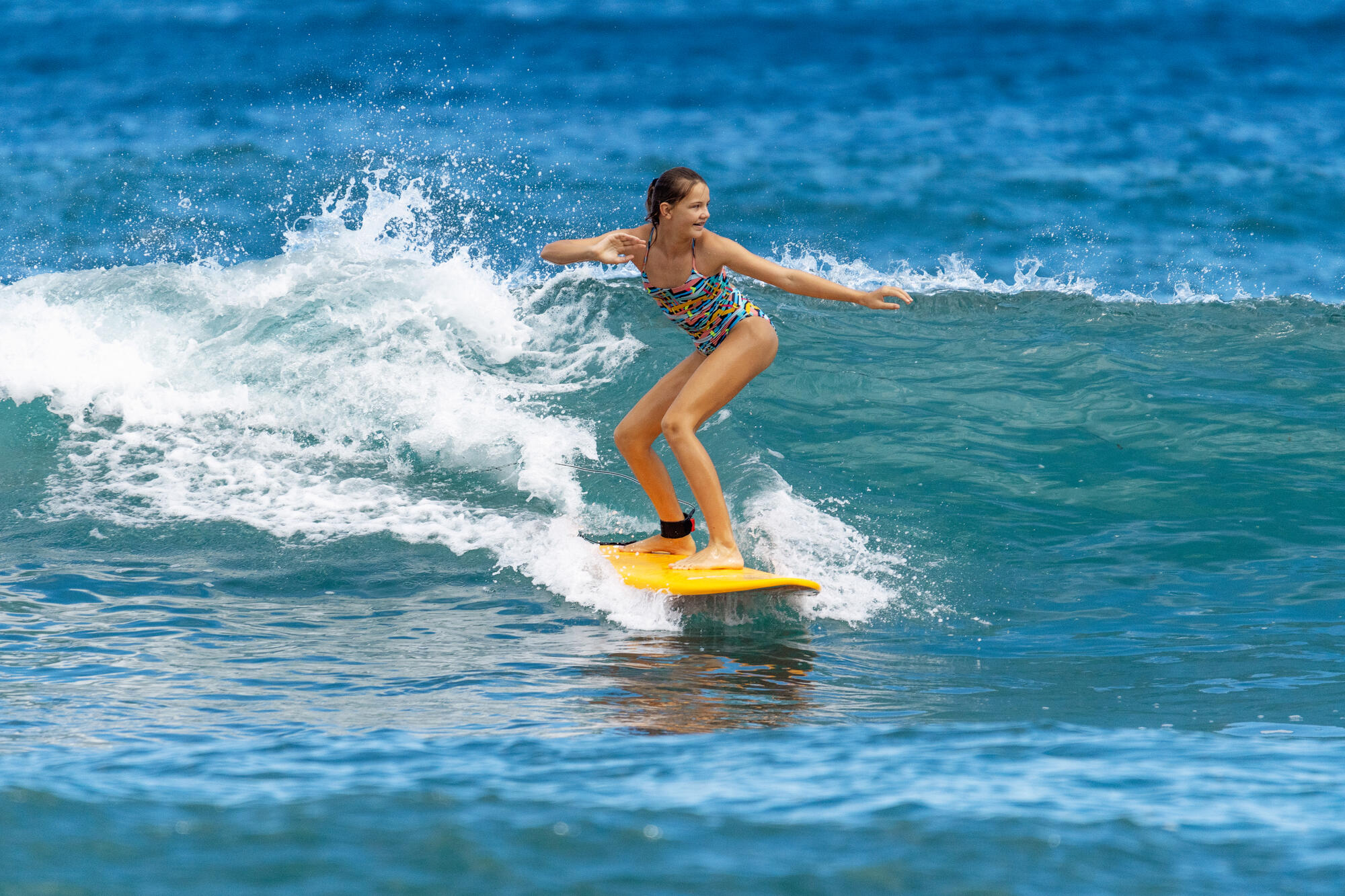 Niña haciendo surf