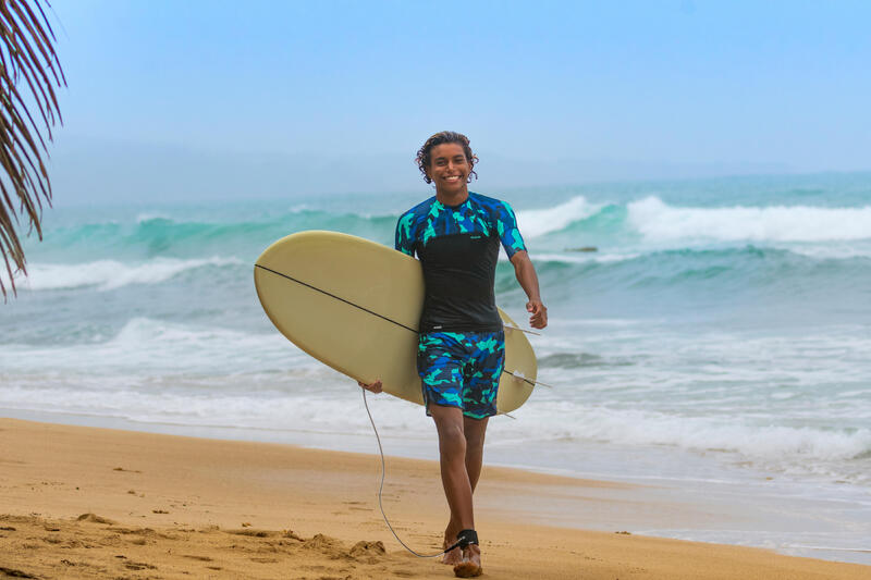 LICRA SOLAR DE SURF MANGAS CURTAS 500 RAPAZ PRETO AZUL CAMUFLADO