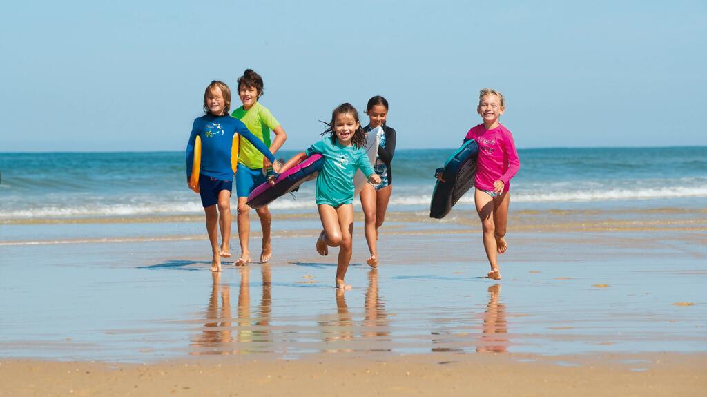 Kinder laufen beim Wasser