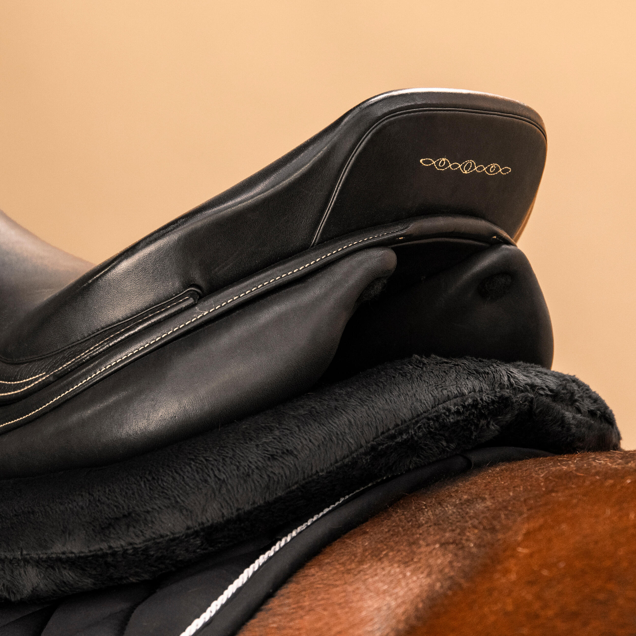 Horse Riding Synthetic Sheepskin Saddle Pad for Horse and Pony 500 - Black - FOUGANZA