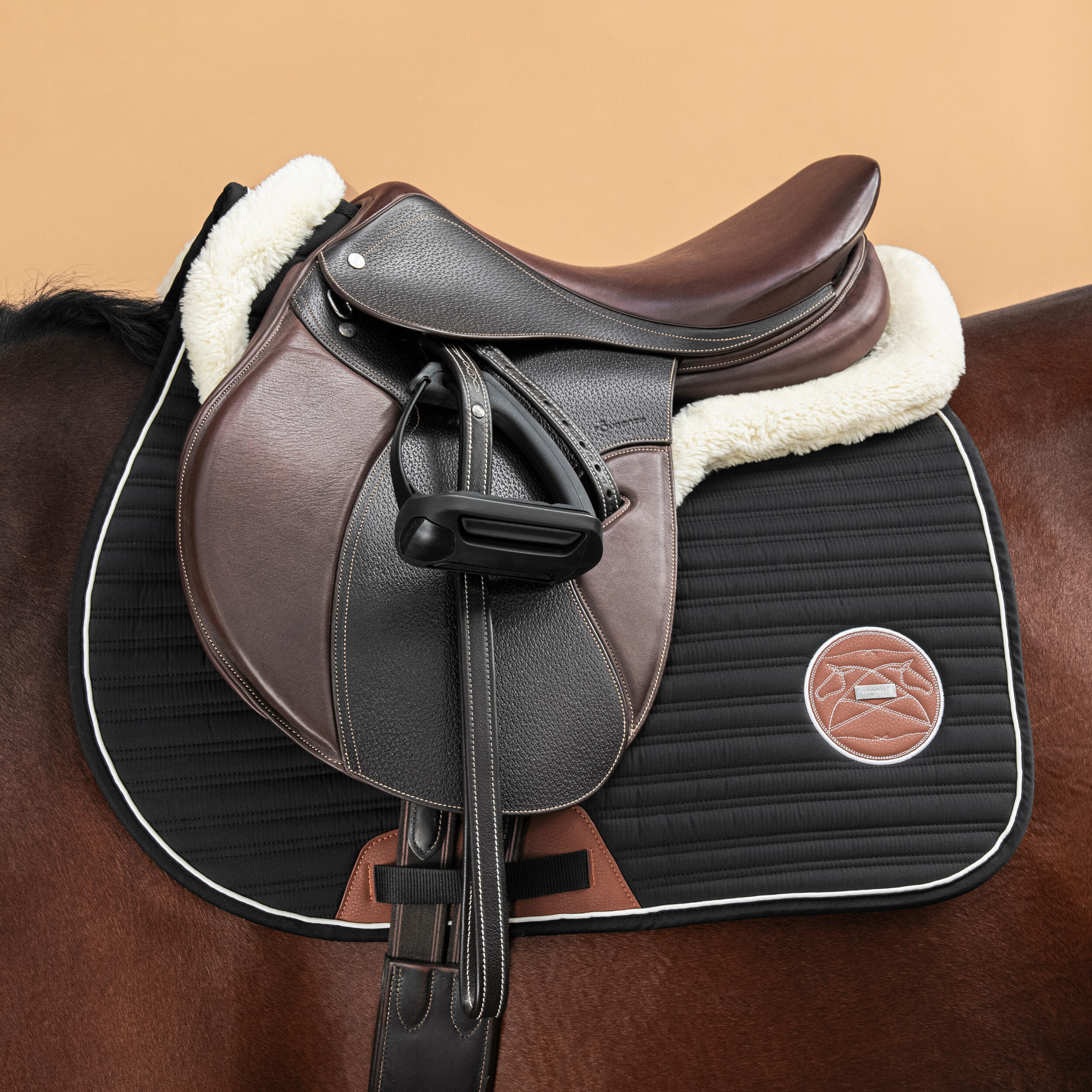 Synthetic Sheepskin Saddle Pad 900 - Black 5/11