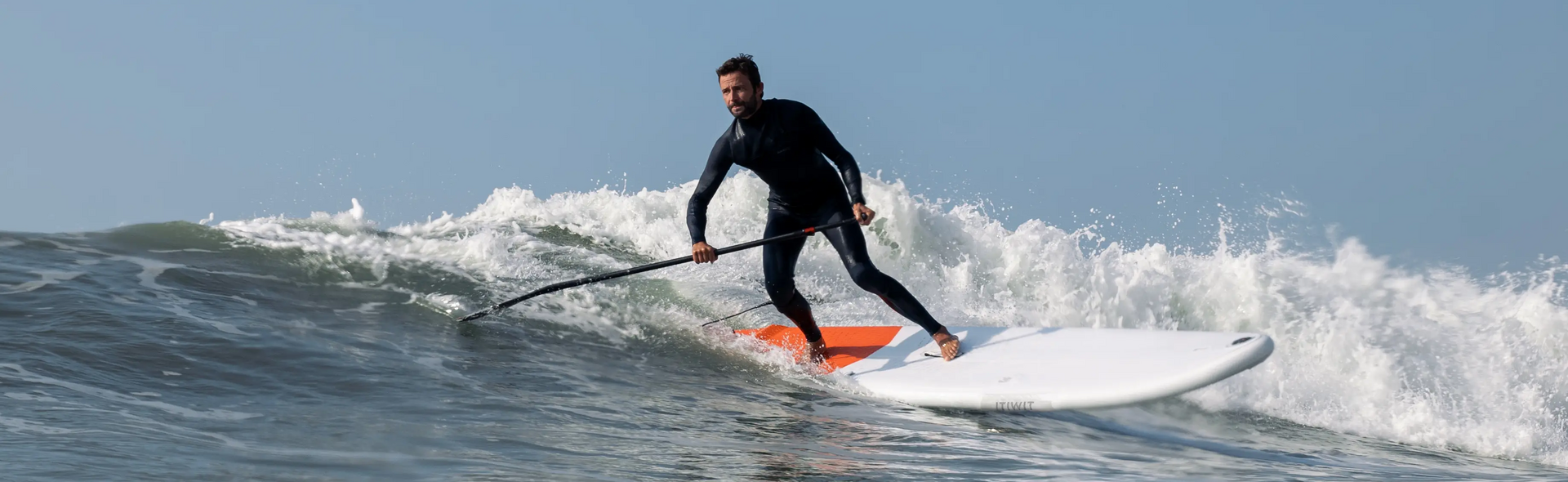 Erfahre hier, wie man mit dem Stand-Up Paddle richtig surft! Alle nützlichen Tipps und Tricks hier auf einen Blick.