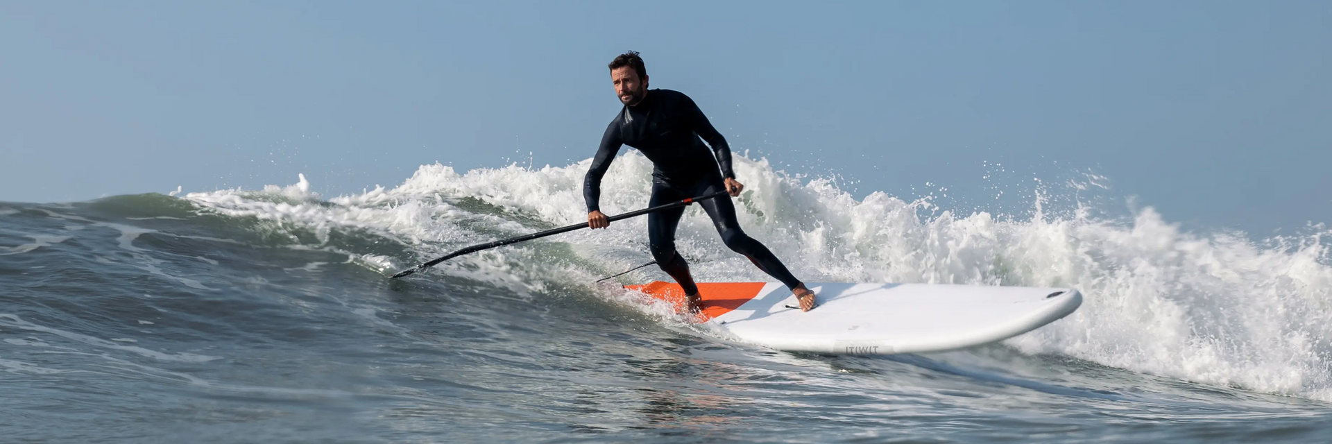 coger una ola con tabla de paddle surf