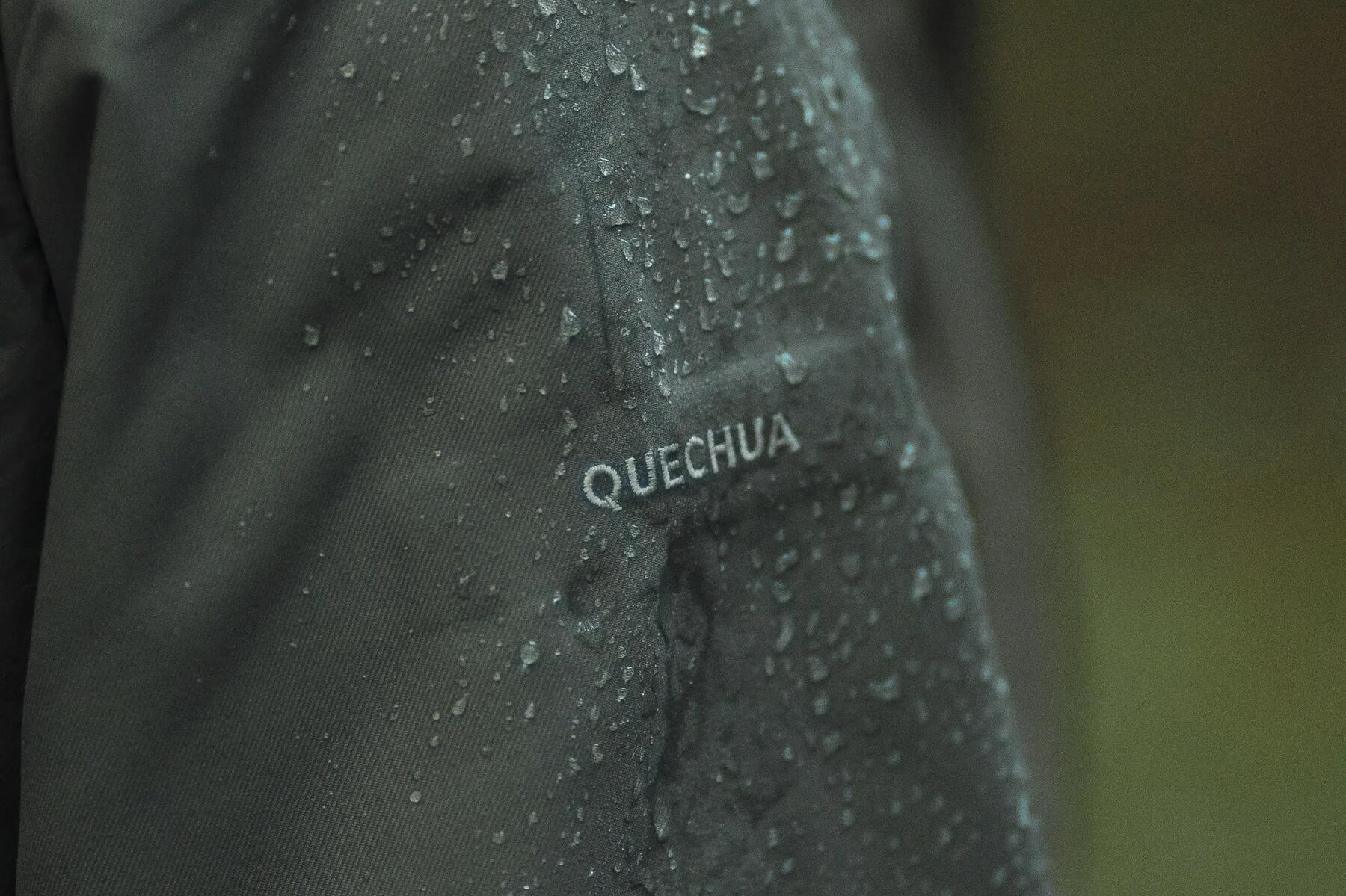 Nahaufnahme einer wasserabweisenden Regenjacke von Quechua.
