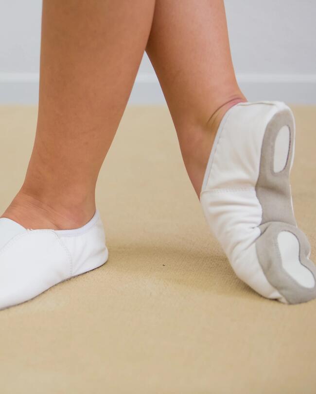 Eine Frau trägt Gymnastikschuhe.