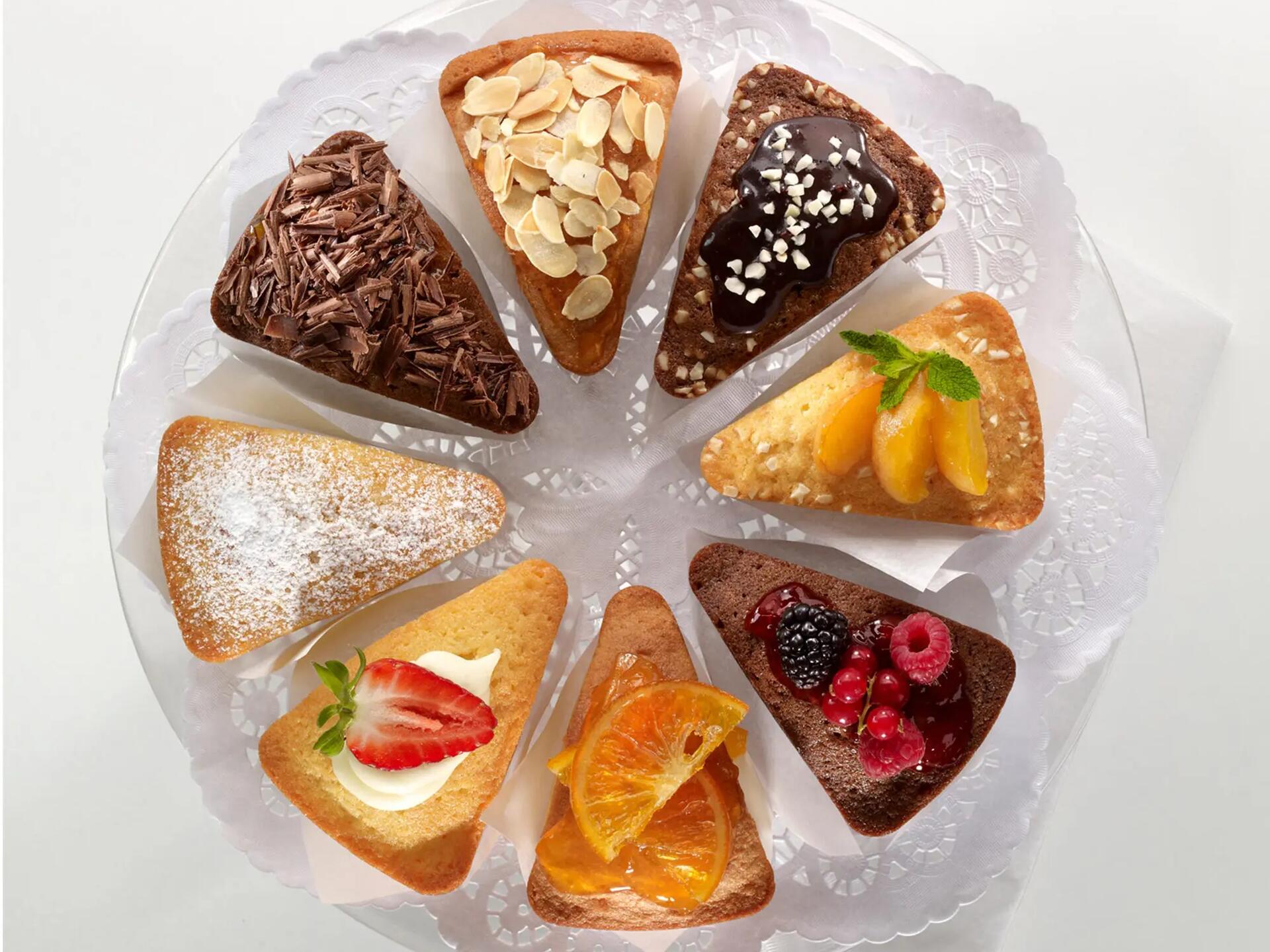 Chocolate cake and kiwi