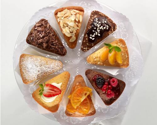 Chocolate cake and kiwi