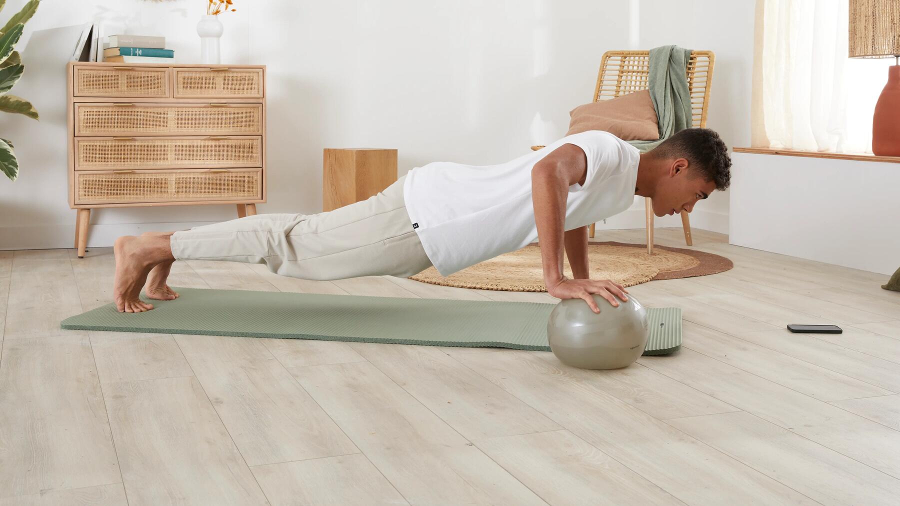 hombre haciendo flexiones sobre balón medicinal