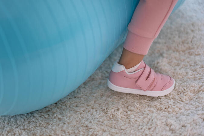 Bebé usando zapatillas