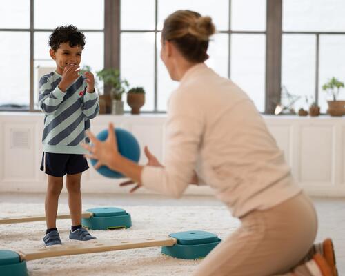 mãe e filho a brincar