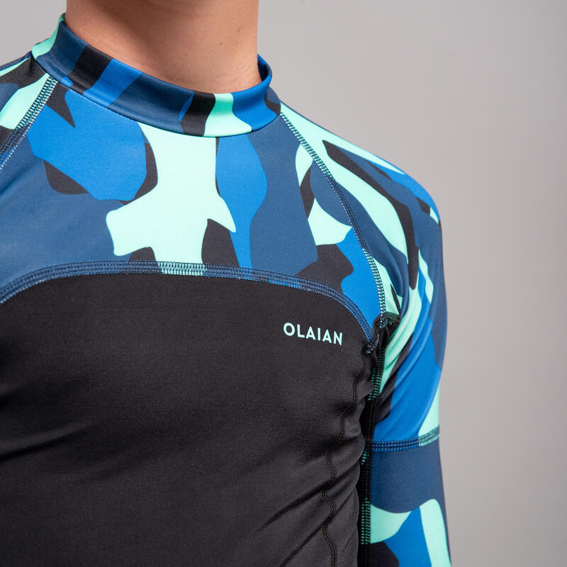 Uv-werende rashguard met korte mouwen voor jongens 500 camo zwart blauw