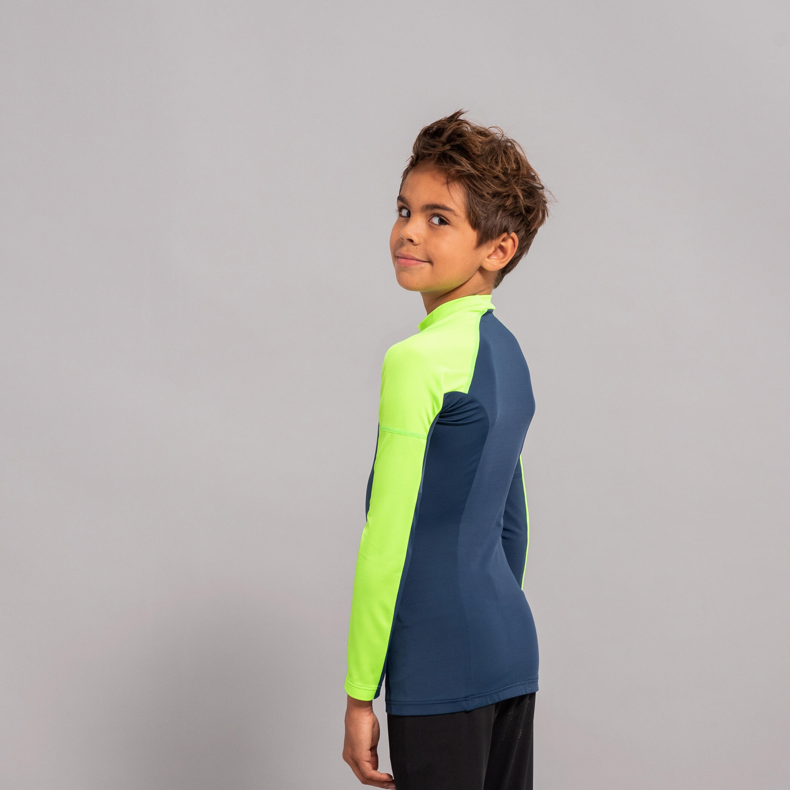 DECATHLON Tričko s ochranou proti UV žiareniu 500 s dlhým rukávom sivo-zelené 10-11 r (141-150 cm) · záber 4