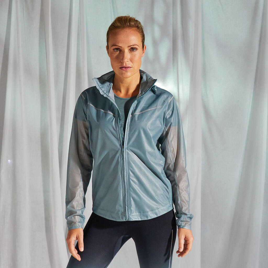 KIPRUN LIGHT WOMEN'S RAINPROOF RUNNING JACKET LIGHT GREEN