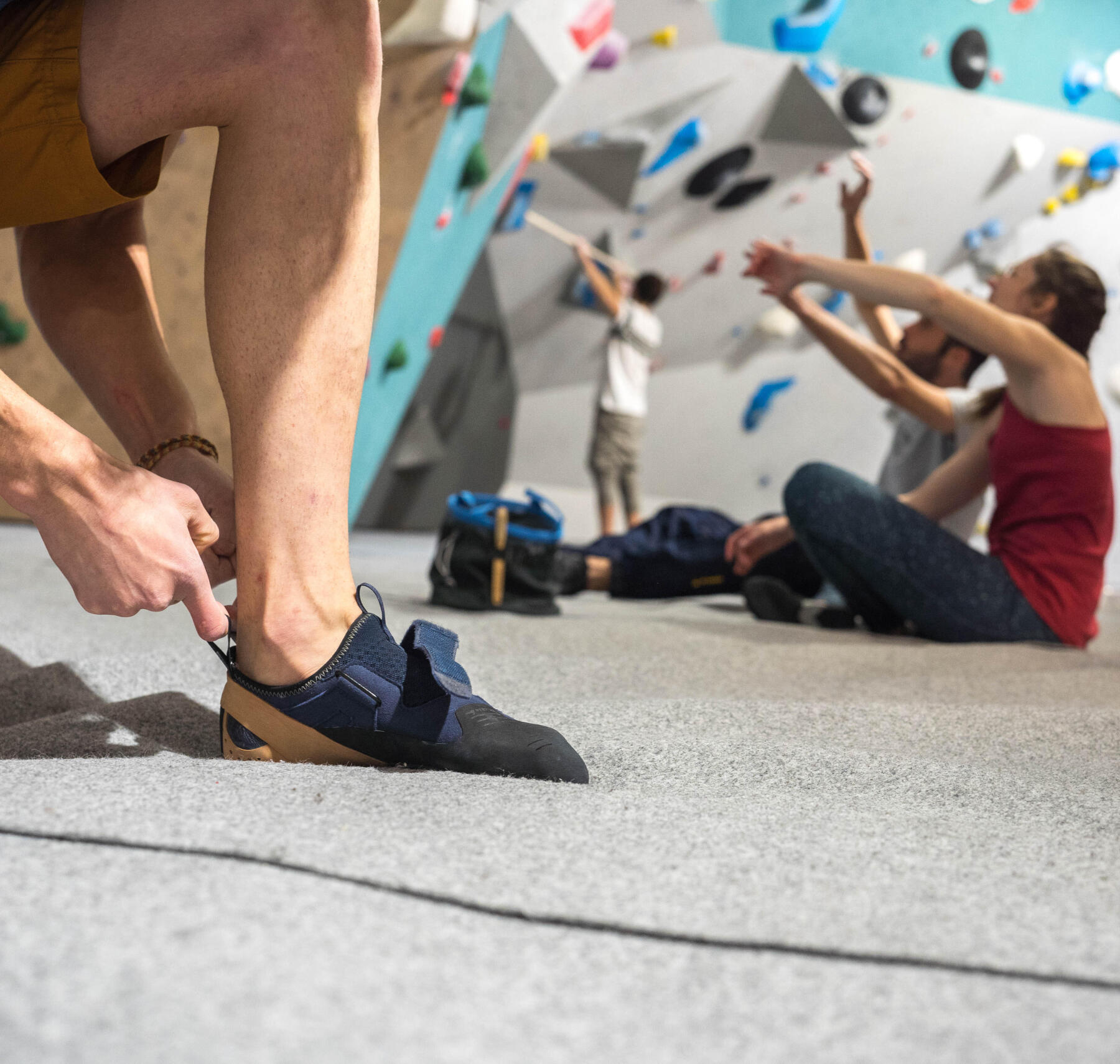 praticantes de boulder no rocodromo