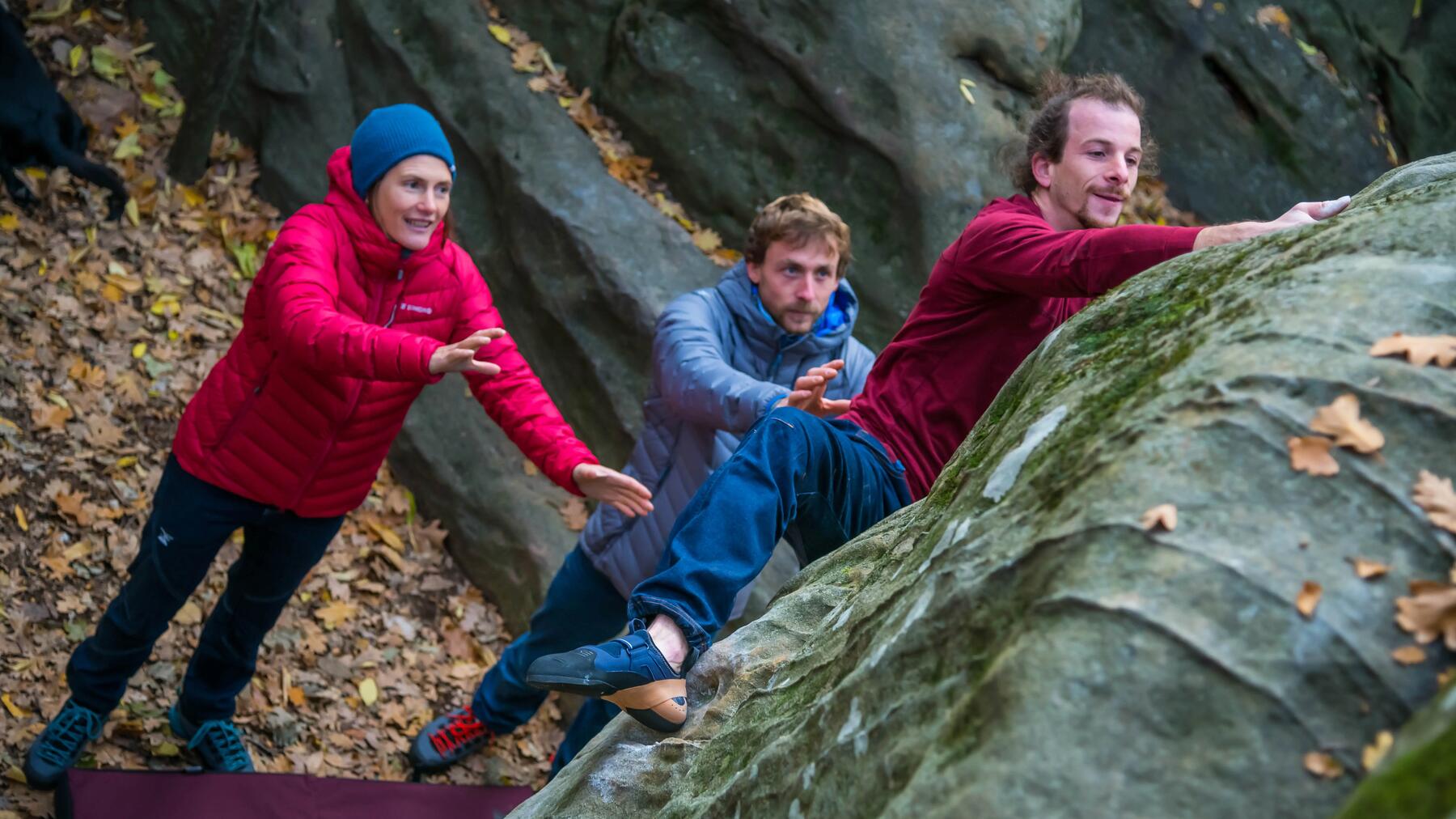 Freunde in der Natur am Felsen beim Bouldern!