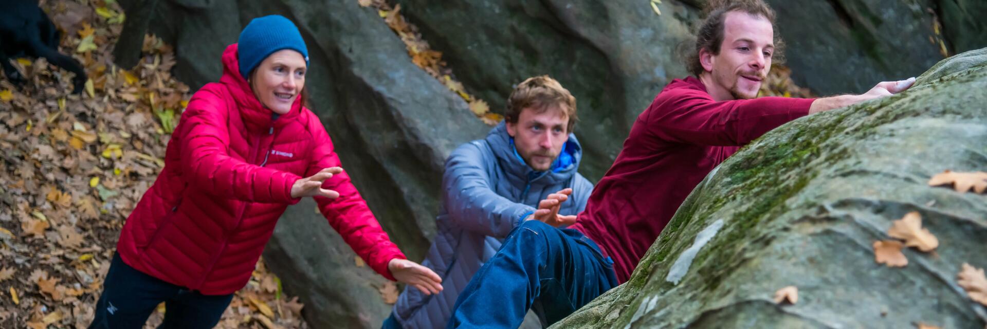 Eine Gruppe aus drei Personen Bouldert und verbraucht dabei Kalorien