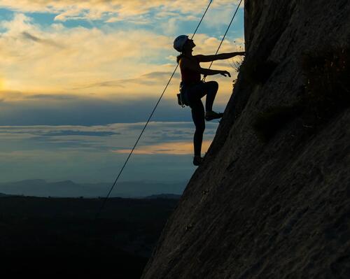 escaladores em bloco no ginasio