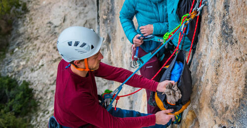 escaladora a fazer uma manobra de topo