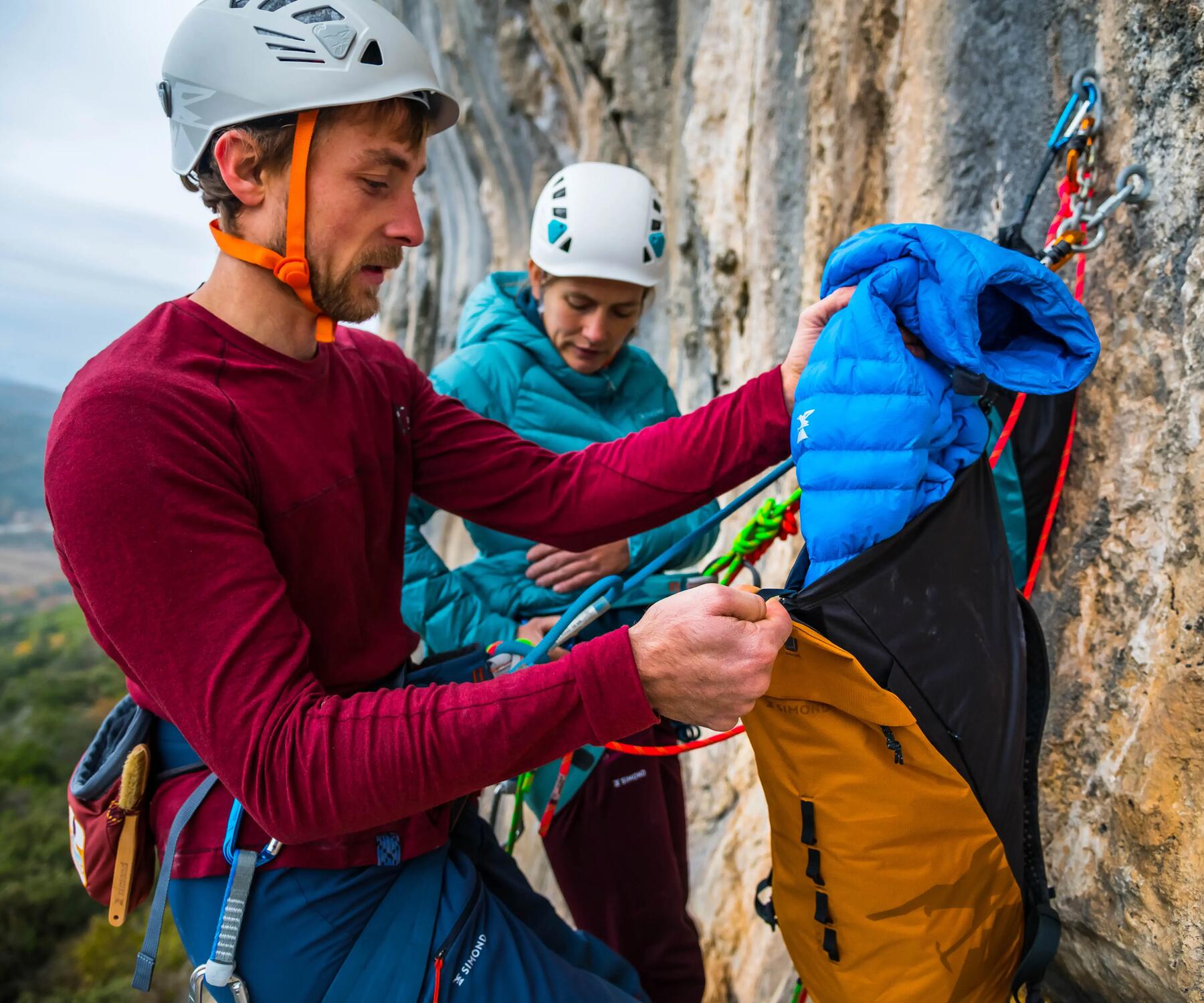 escaladores em bloco ao ar livre