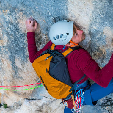escaladores na rocha