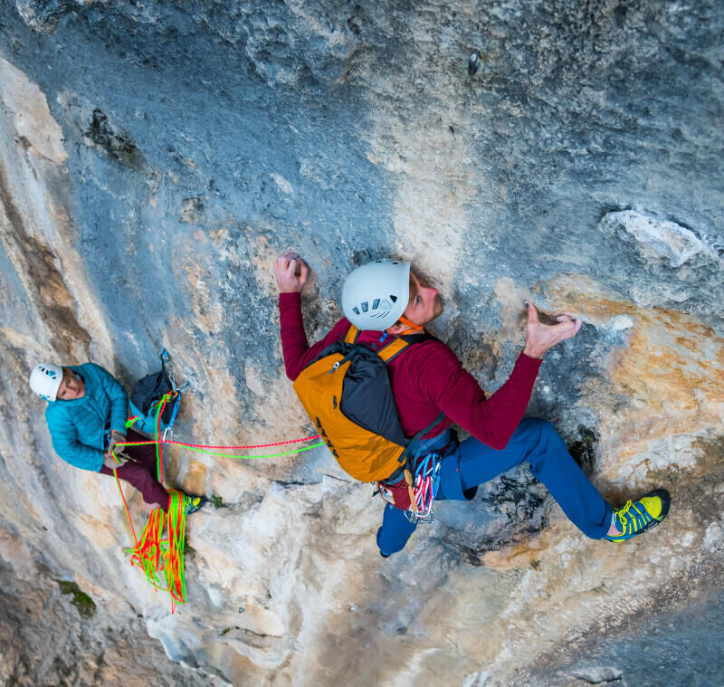 escaladores na rocha